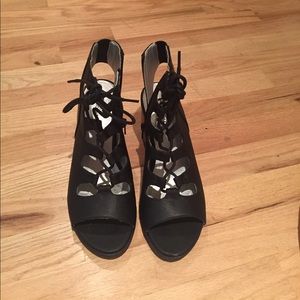 White mountain gillie sandal with zipper