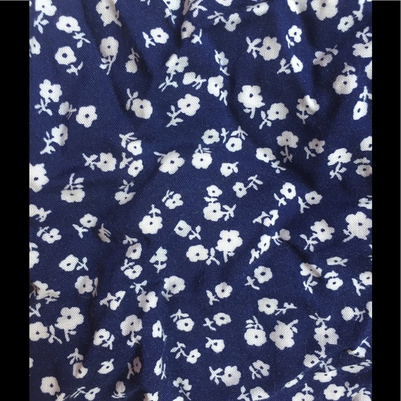 Navy & white floral print crop top with open back✨ - Picture 5 of 7