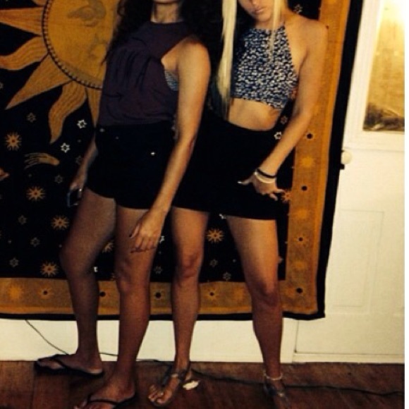 Navy & white floral print crop top with open back✨ - Picture 3 of 7