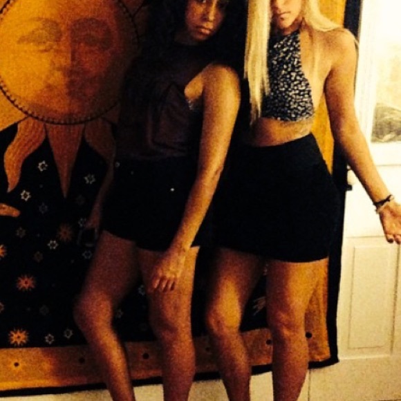 Navy & white floral print crop top with open back✨ - Picture 7 of 7