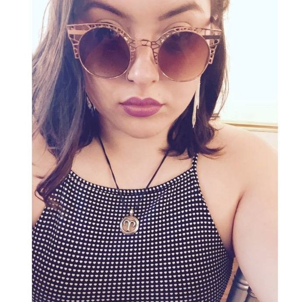 Hello! I'm Christina :) I am a size 17 curvy woman