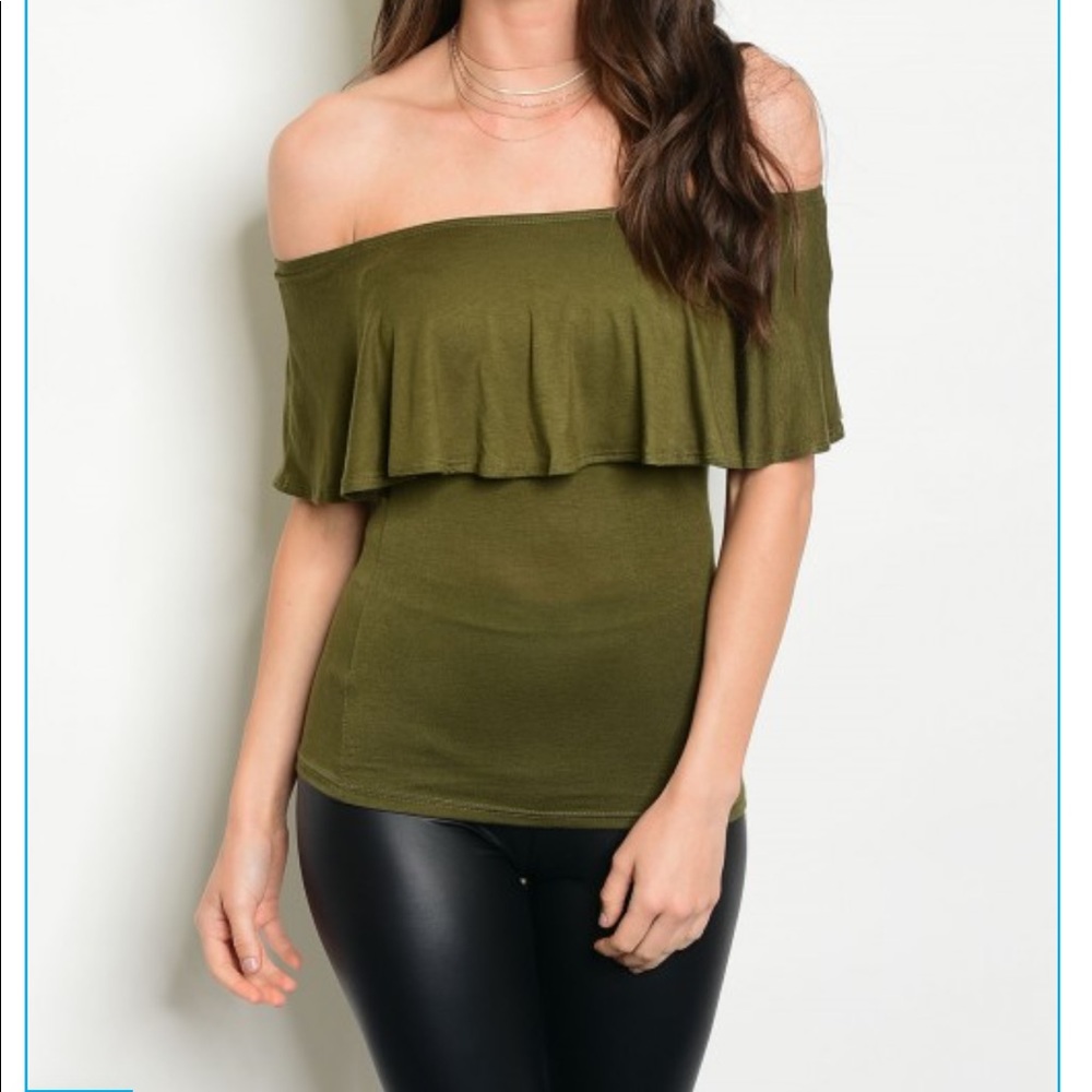 Ruffled off the shoulder Tee-Shirt💚💚