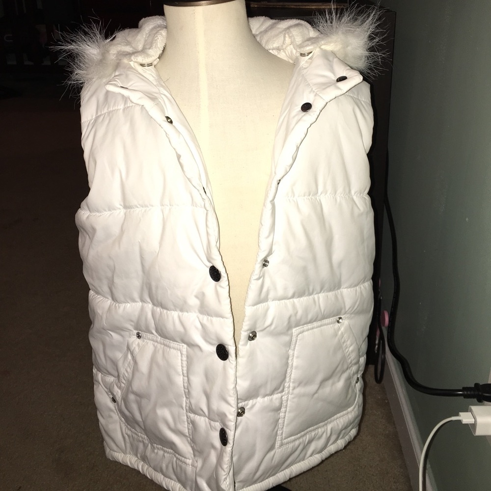 Kids white vest with fur on the hood !