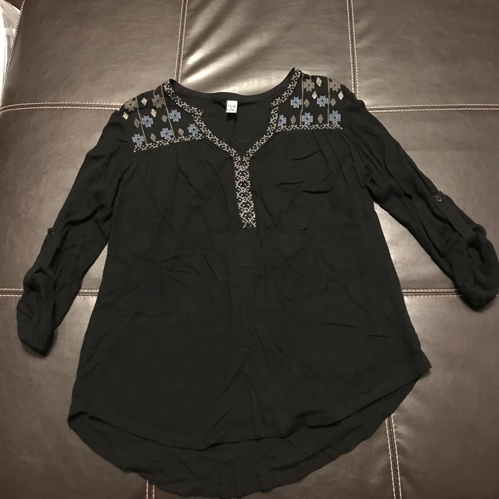 Looser fit black, quarter sleeve, blouse