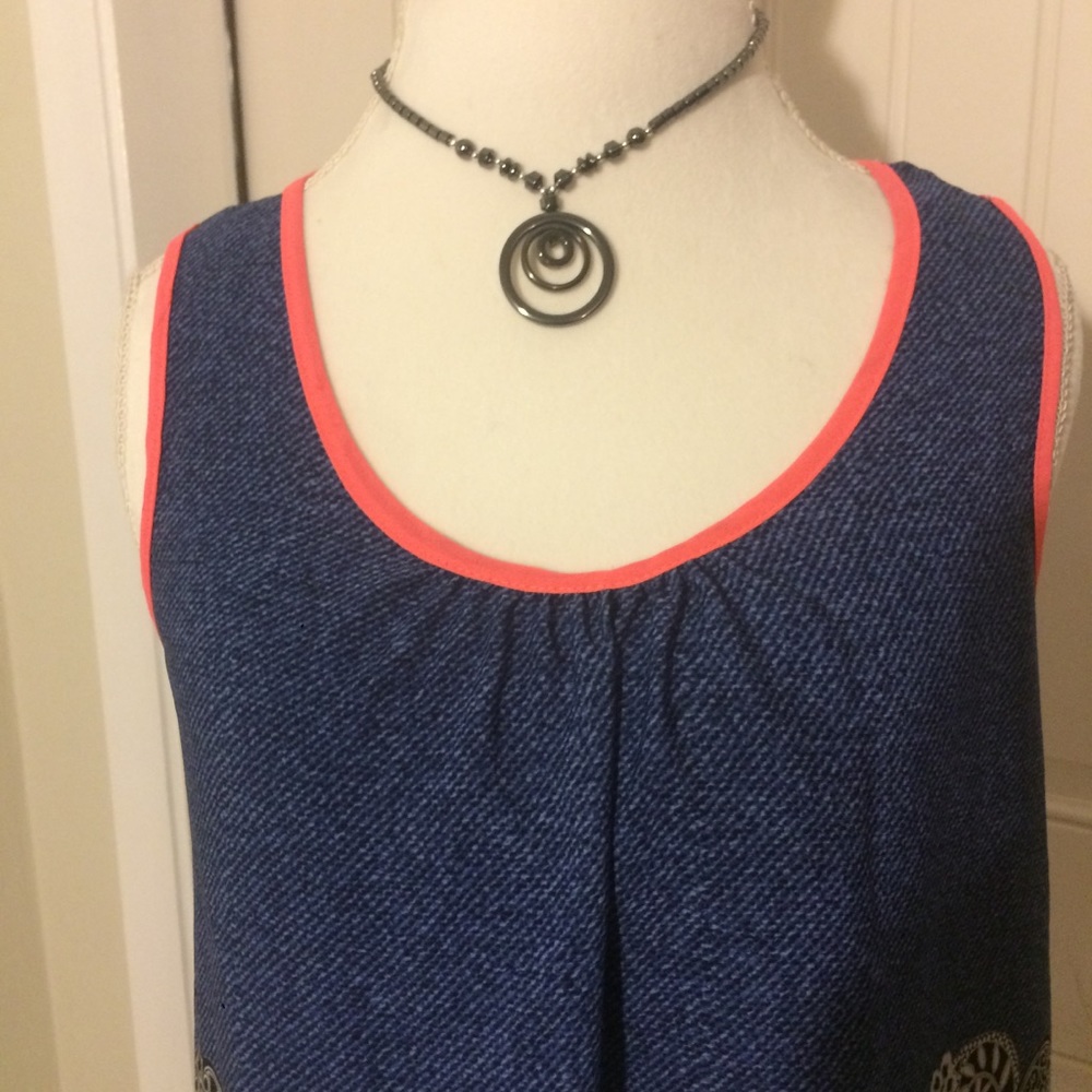 Blue Top with pink - Picture 2 of 4
