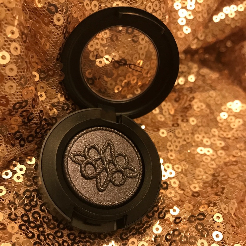 MAC limited shadow 🌗