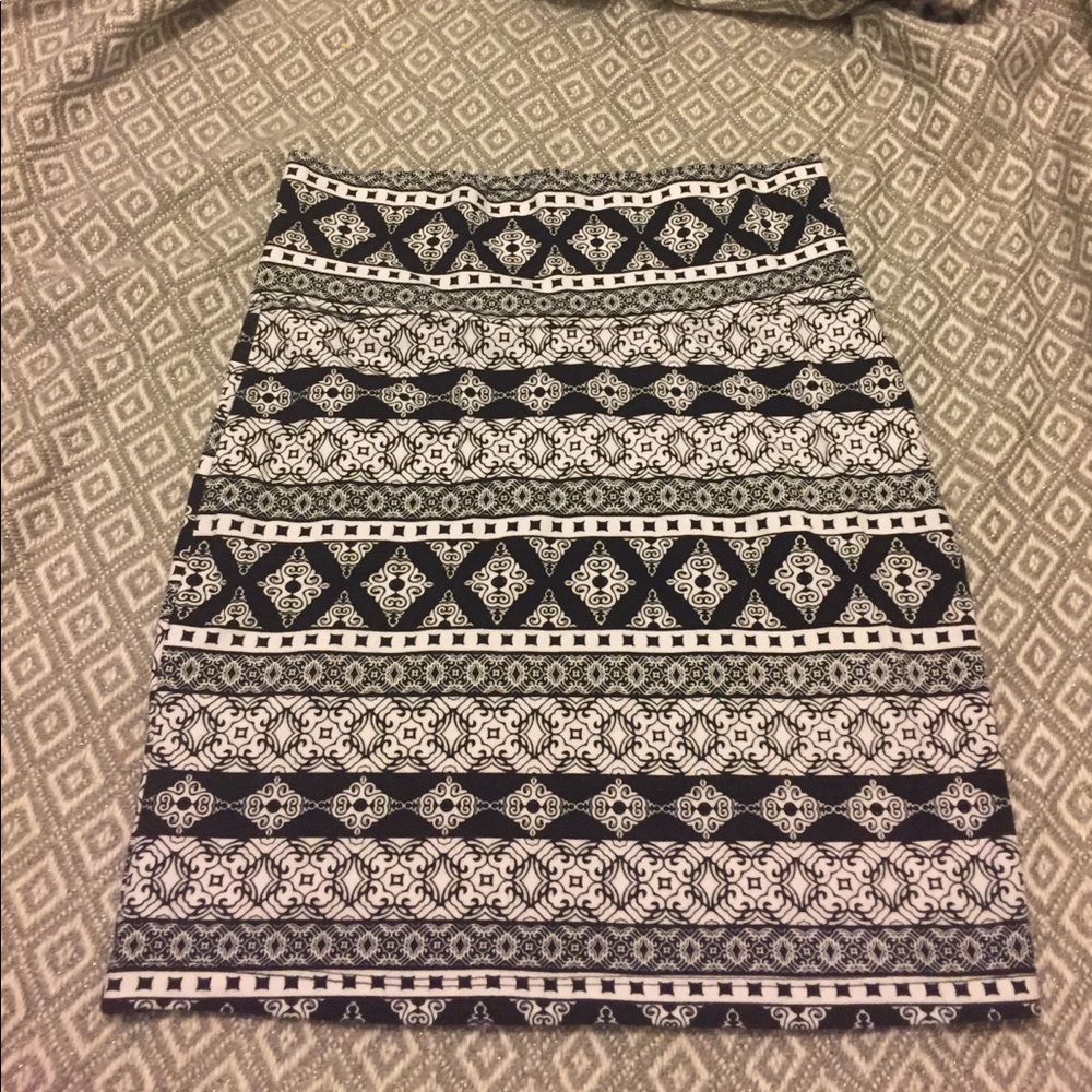 Patterned pencil skirt