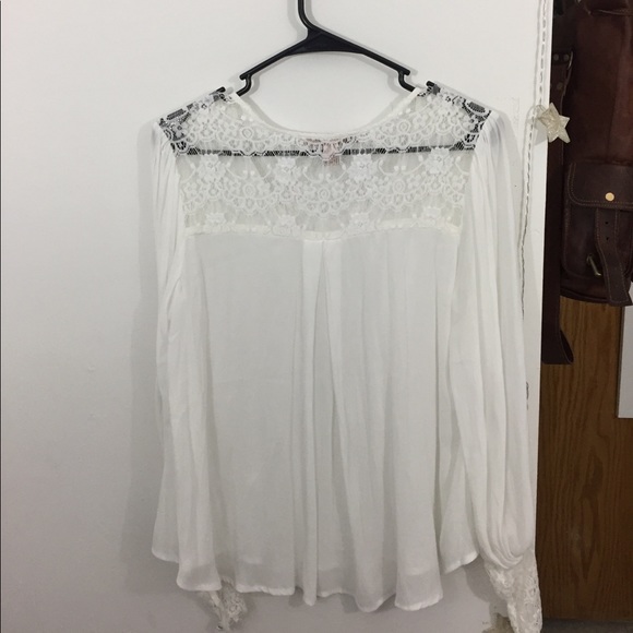 Flowing white blouse with lace detailing - Picture 3 of 3