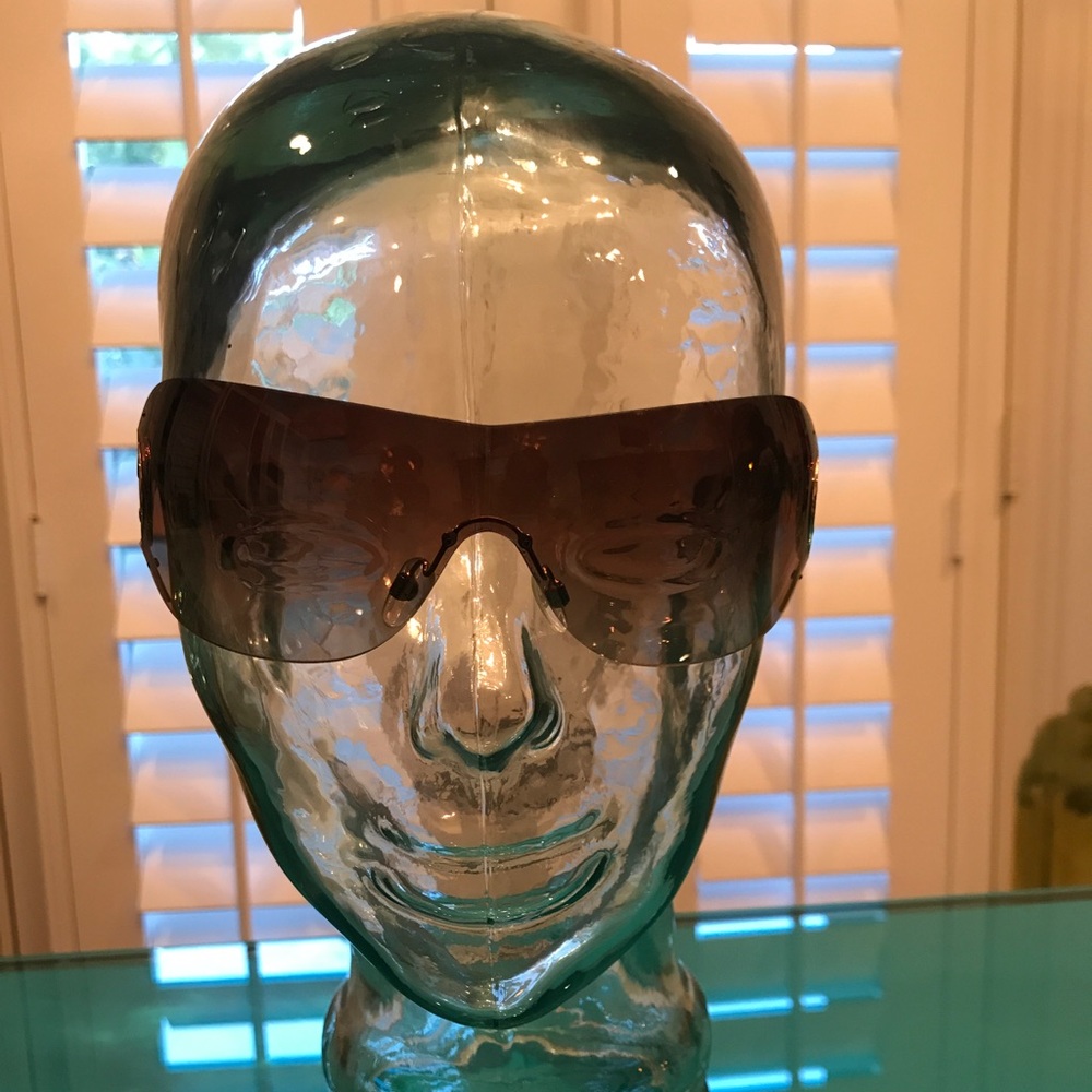 Chanel Sunglasses, barely worn - Picture 2 of 7