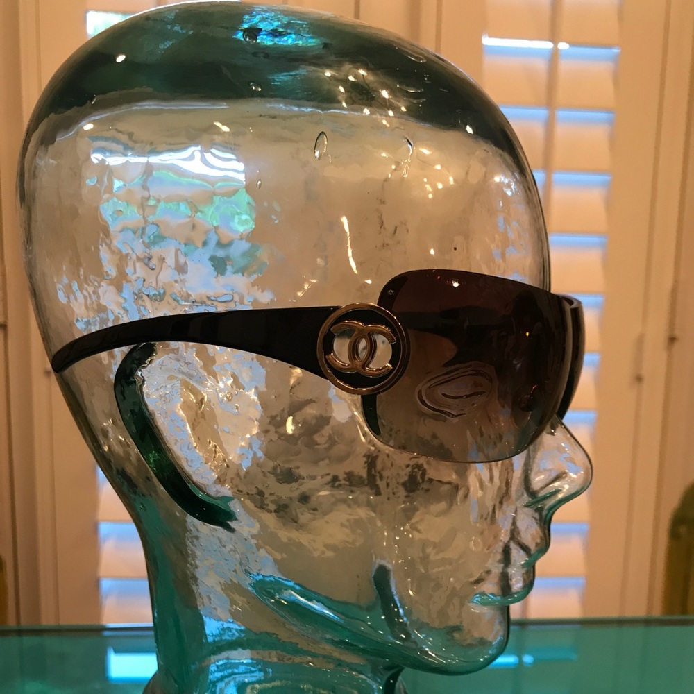 Chanel Sunglasses, barely worn - Picture 3 of 7