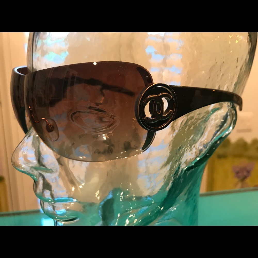 Chanel Sunglasses, barely worn - Picture 4 of 7
