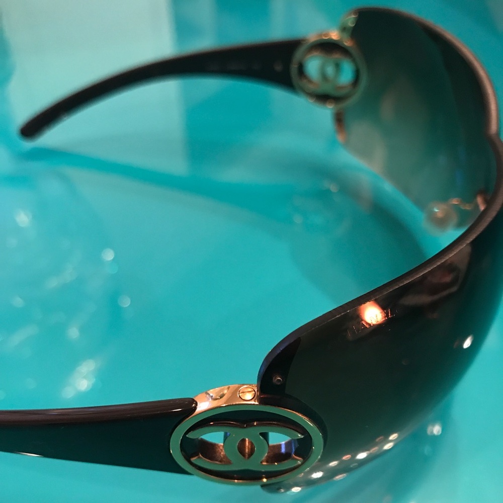 Chanel Sunglasses, barely worn - Picture 5 of 7