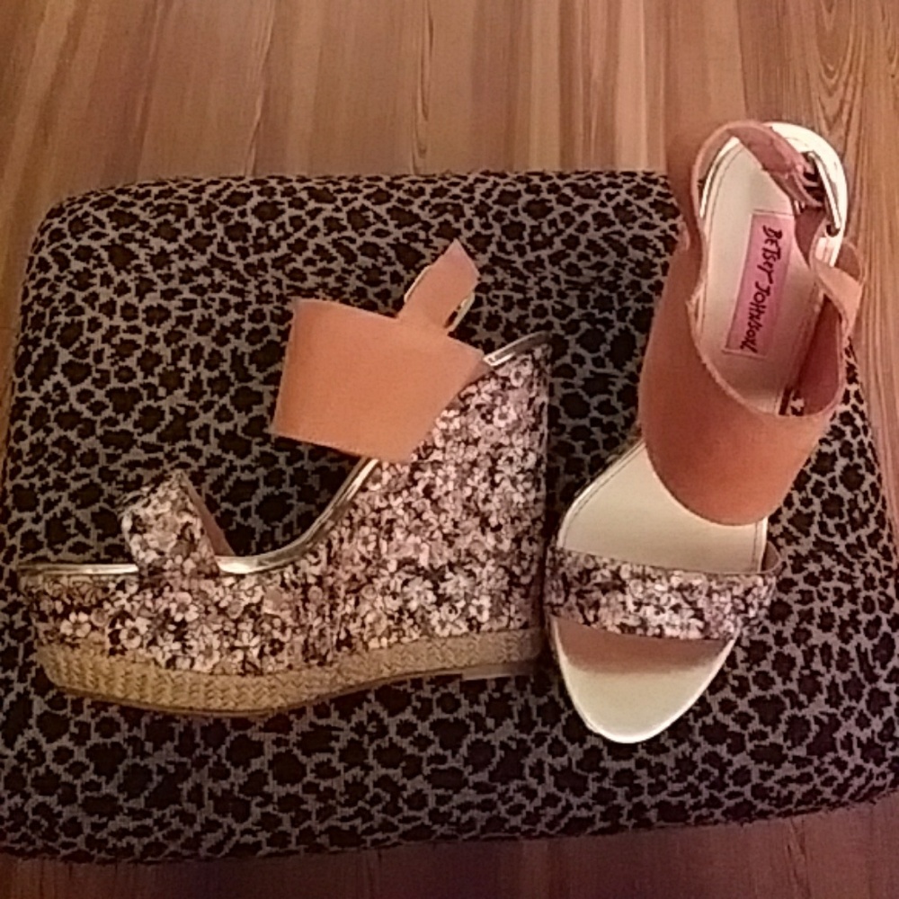 Betsey Johnson wedge - New with no tags