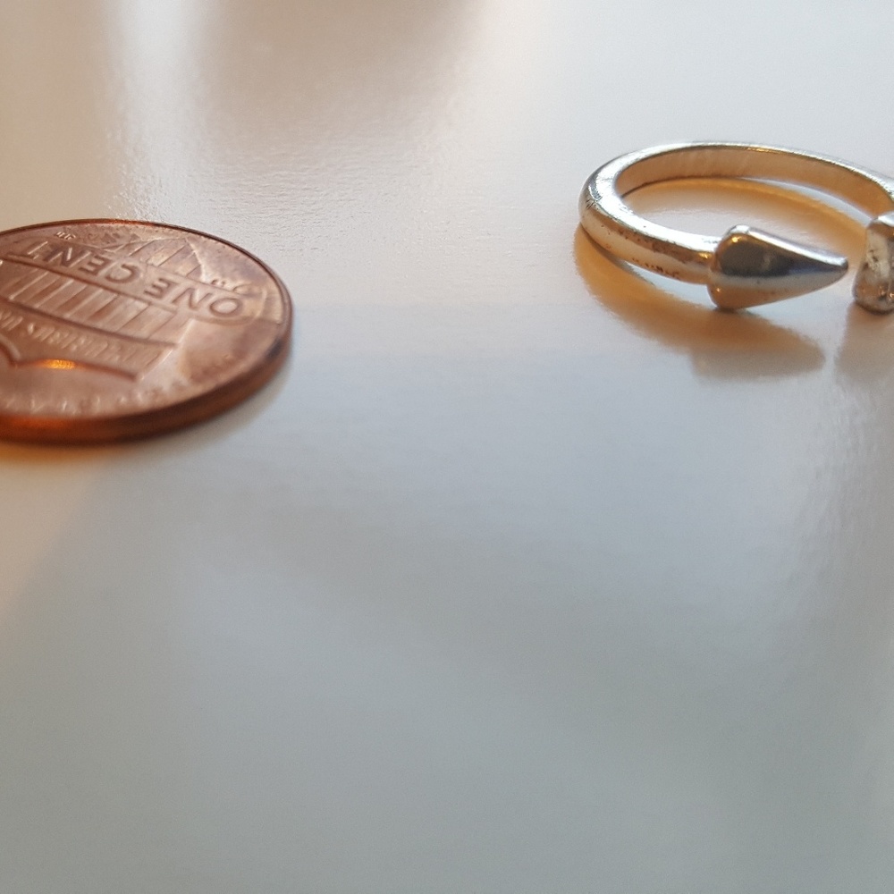 Beautiful Ladies Ring - Picture 2 of 3