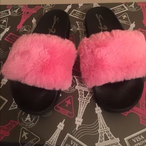 PINK FAUX FUR SLIDES!!