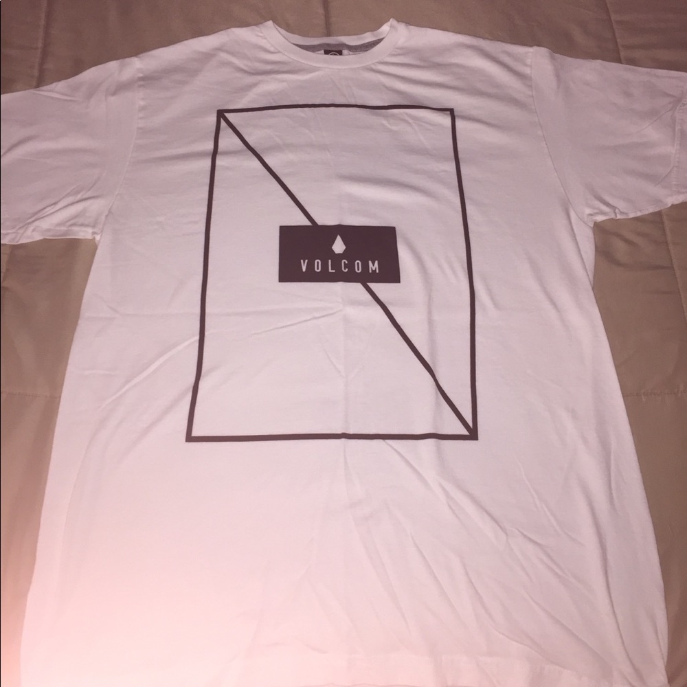 NEW - Volcom t-shirt