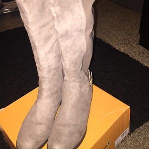 Taupe colored boots like new