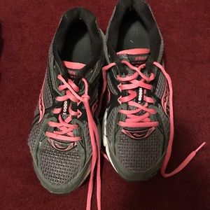 Saucony tennis shoes