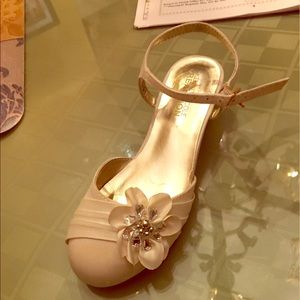 Cream satin size 12 Kenneth Cole shoes