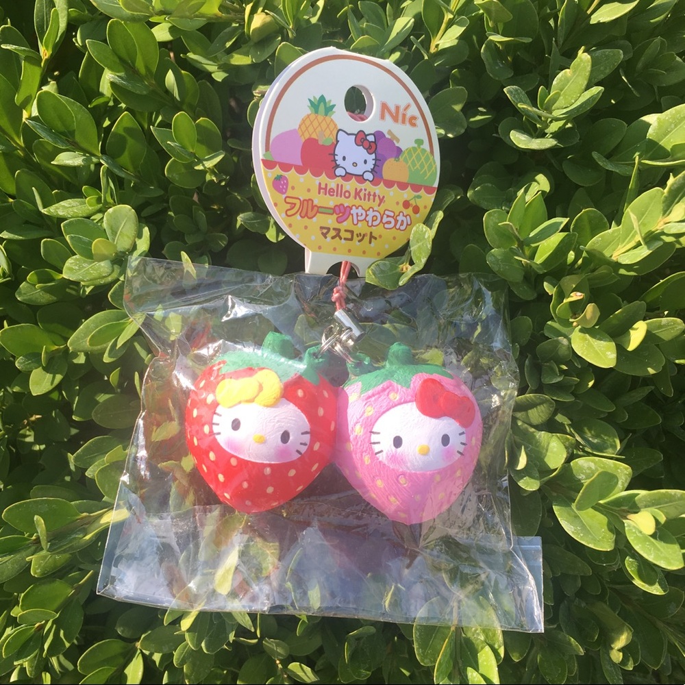 Non repro hello kitty twin strawberries