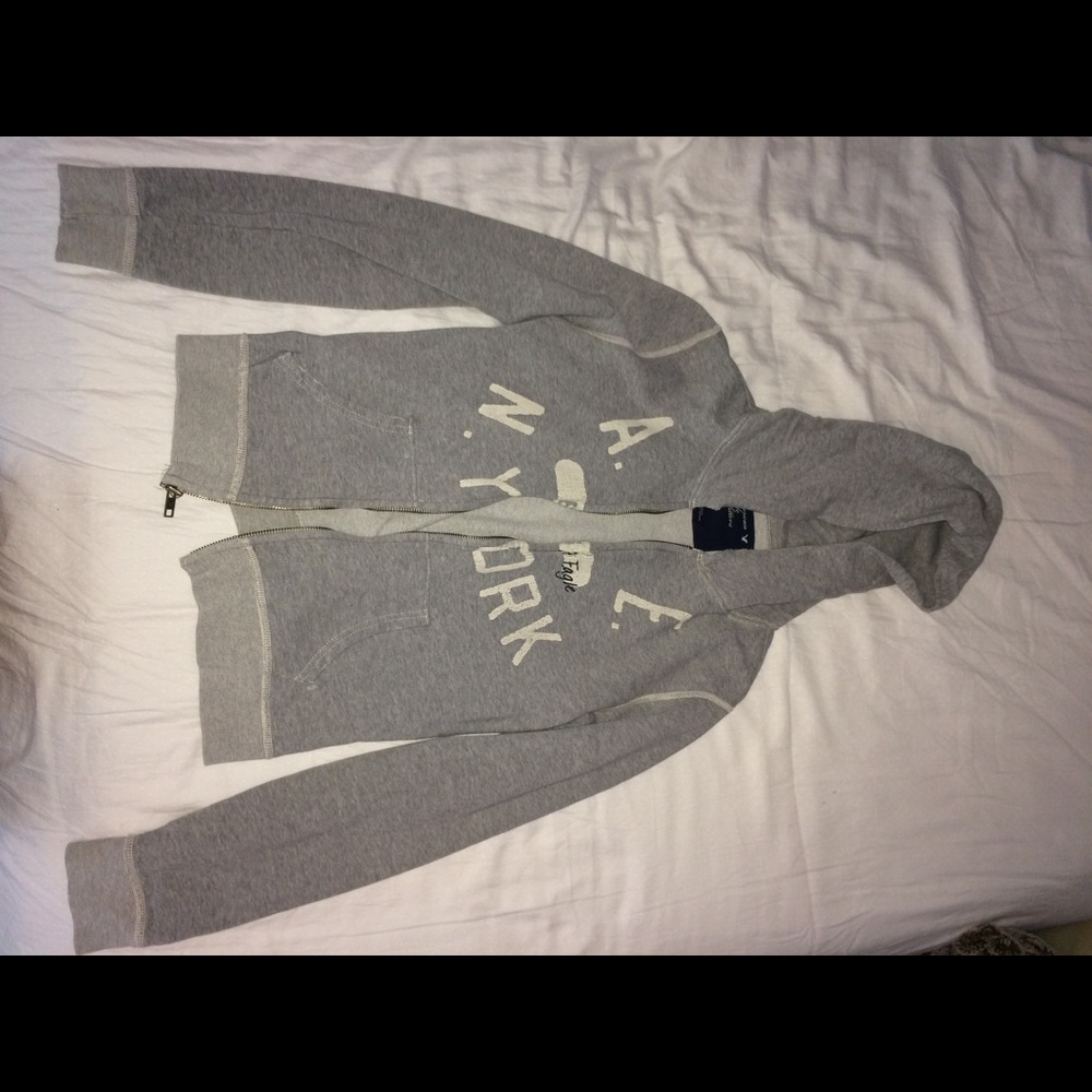 Gray zip up swearshirt