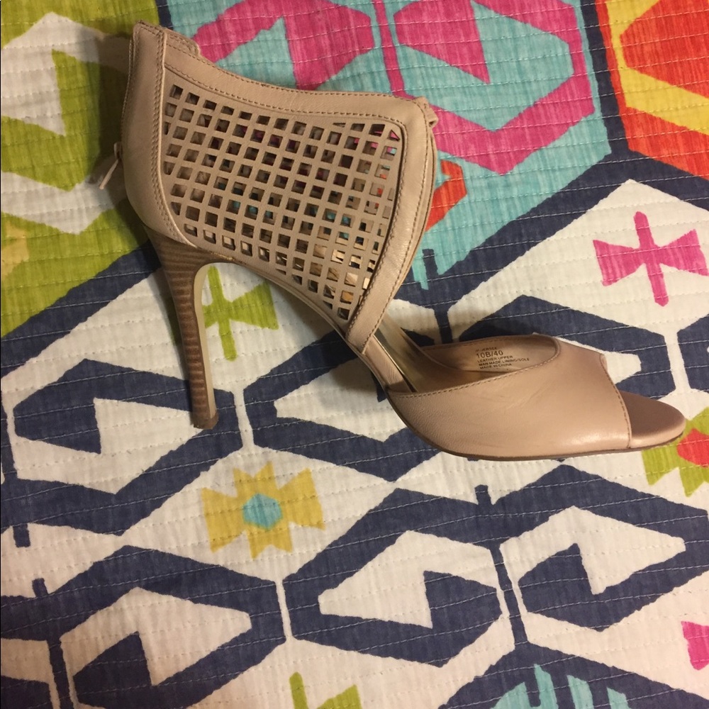 Jessica Simpson nude heel