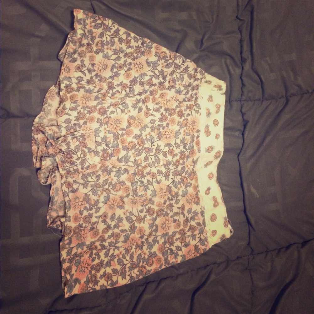 High-Waisted - Floral/Pastel Shorts