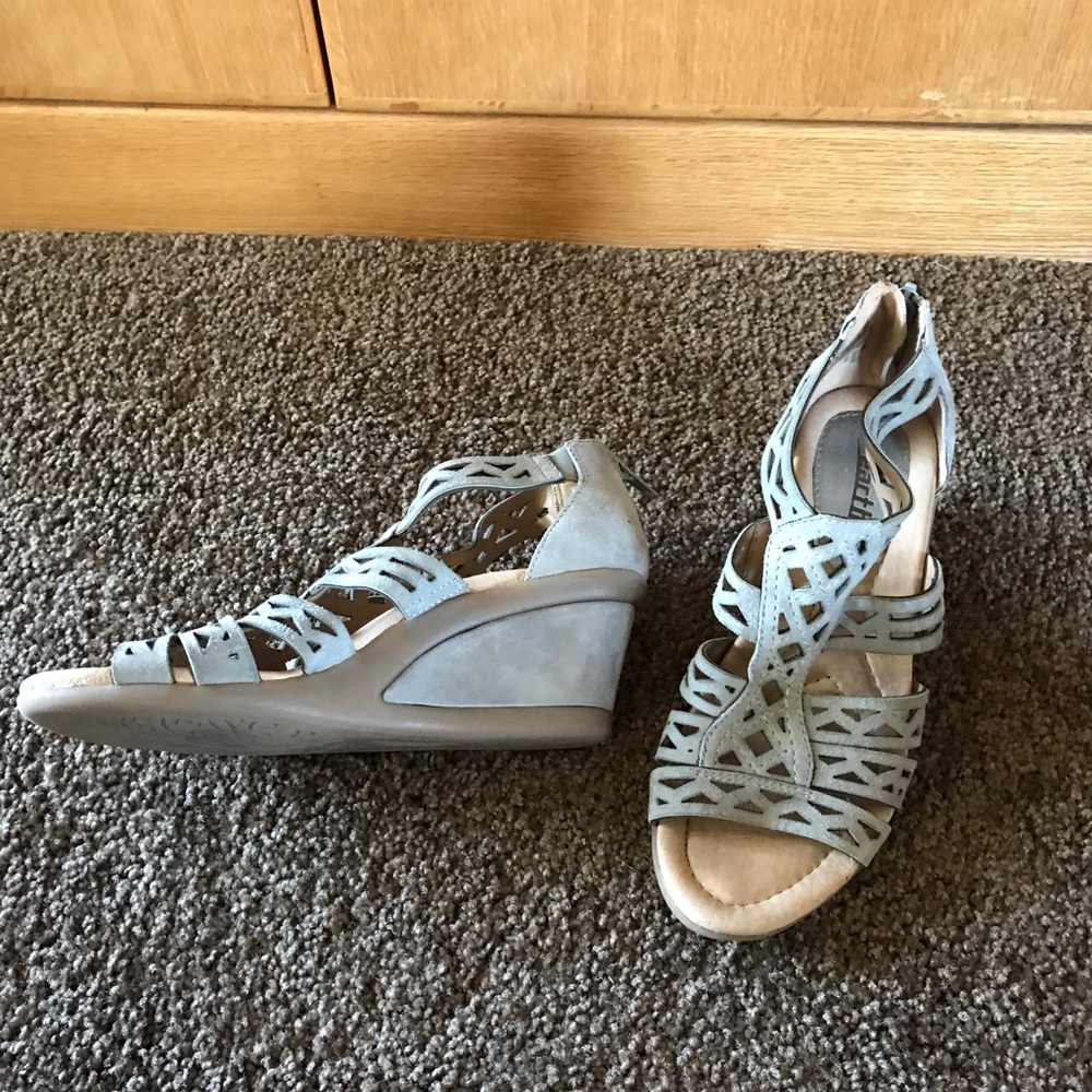 Earth wedge sandals