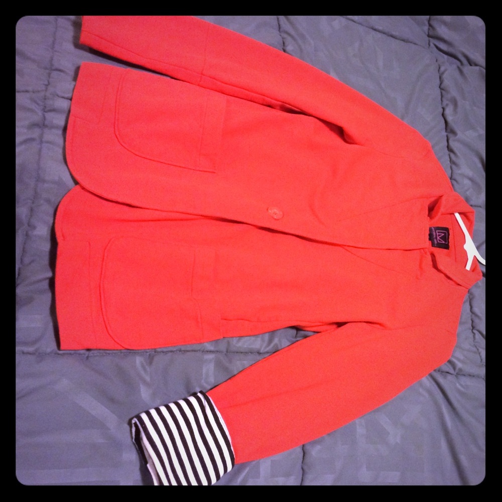 Beautiful modern yet tradition blazer!