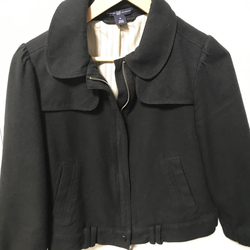 Cute cropped 3/4 length sleeved jacket!