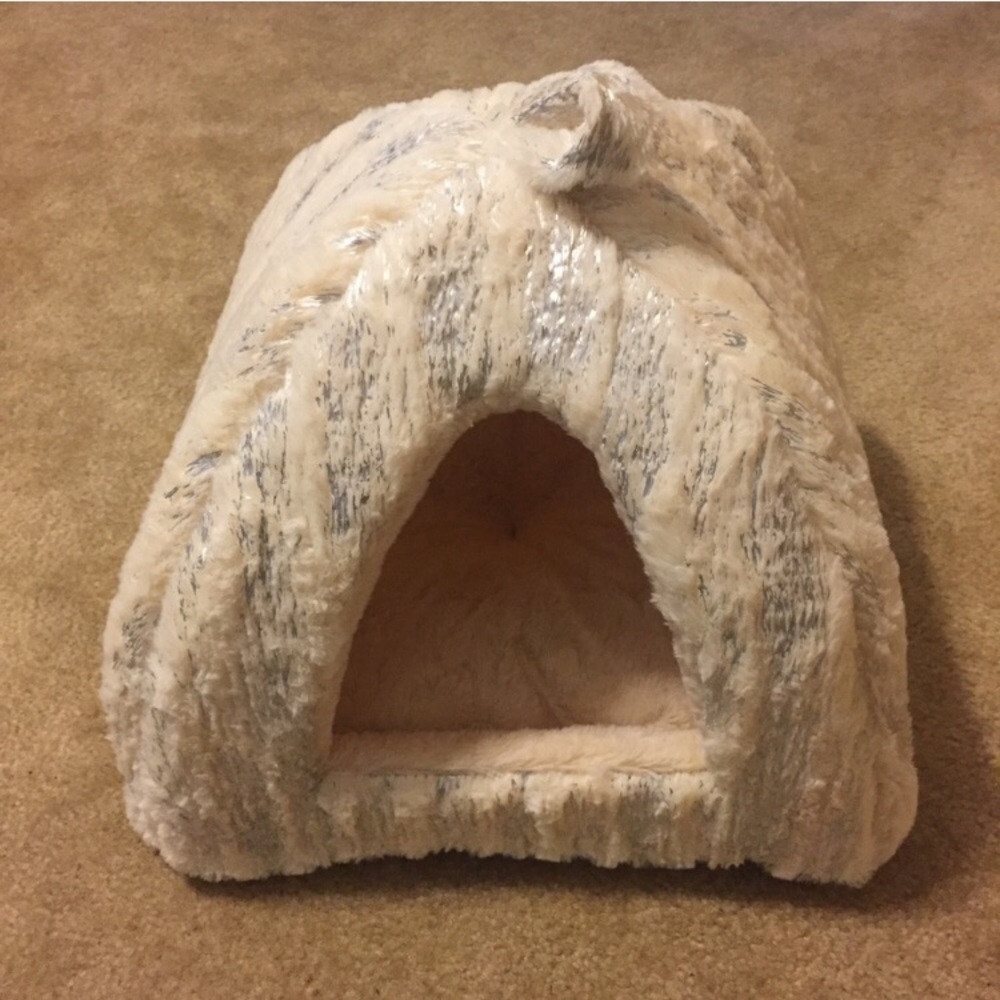 RESERVED for Alana - NWOT Cream Pet Hut