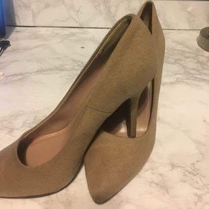 Nude pointed toe pumps!