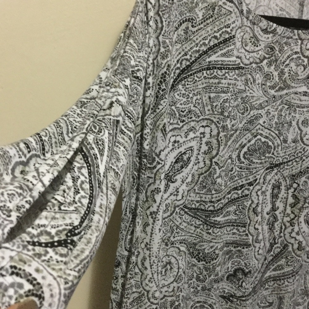 NWOT. WOMEN'S TOP, - Picture 2 of 5