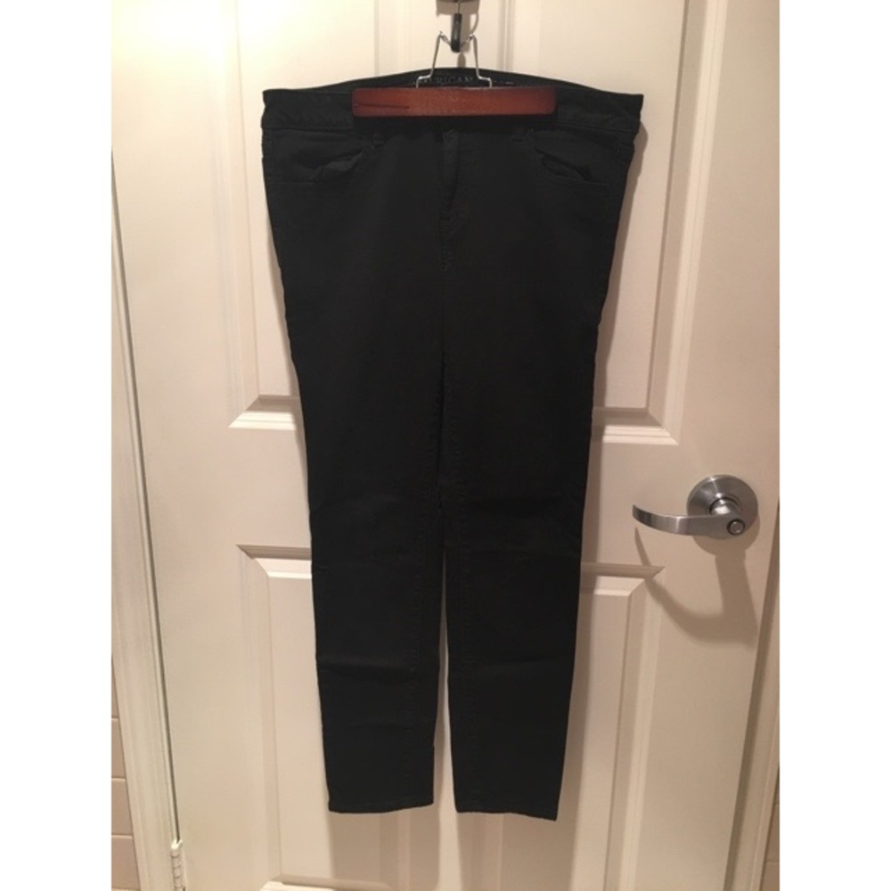 Black Skinny Jeans WITH POCKETS!