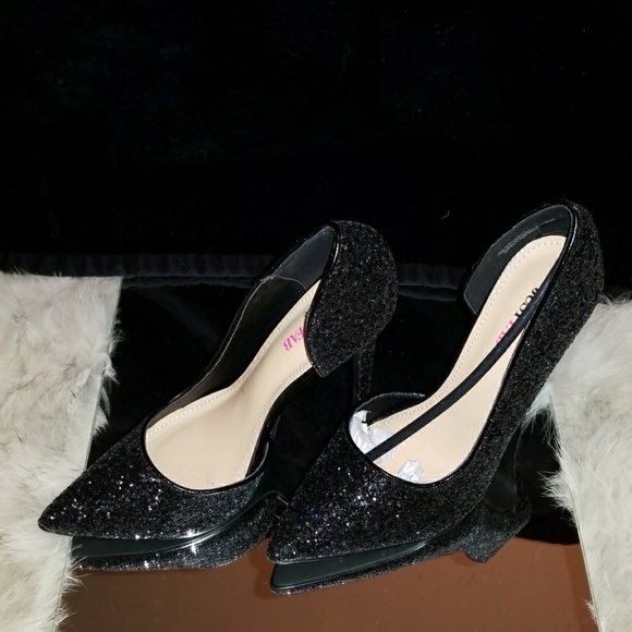 HIGH HEELS - Picture 3 of 5