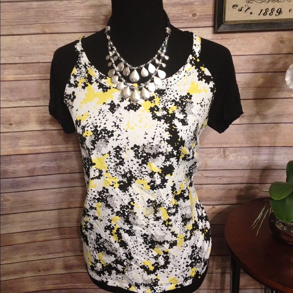 Ditzy Floral Short sleeve blouse.