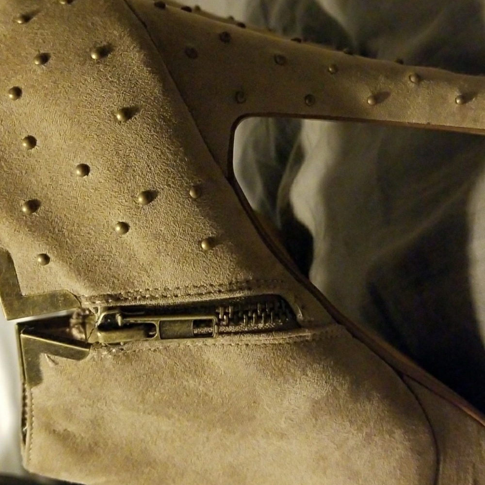 Heel - Picture 2 of 4