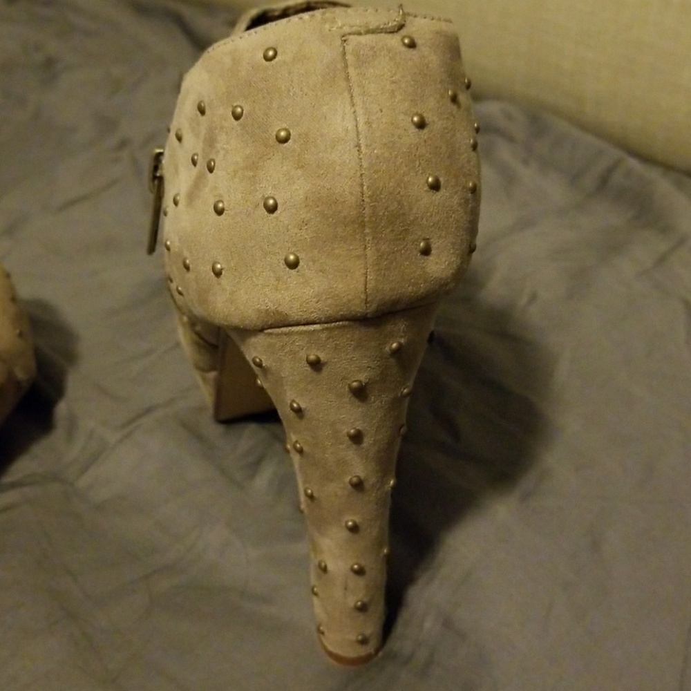 Heel - Picture 3 of 4