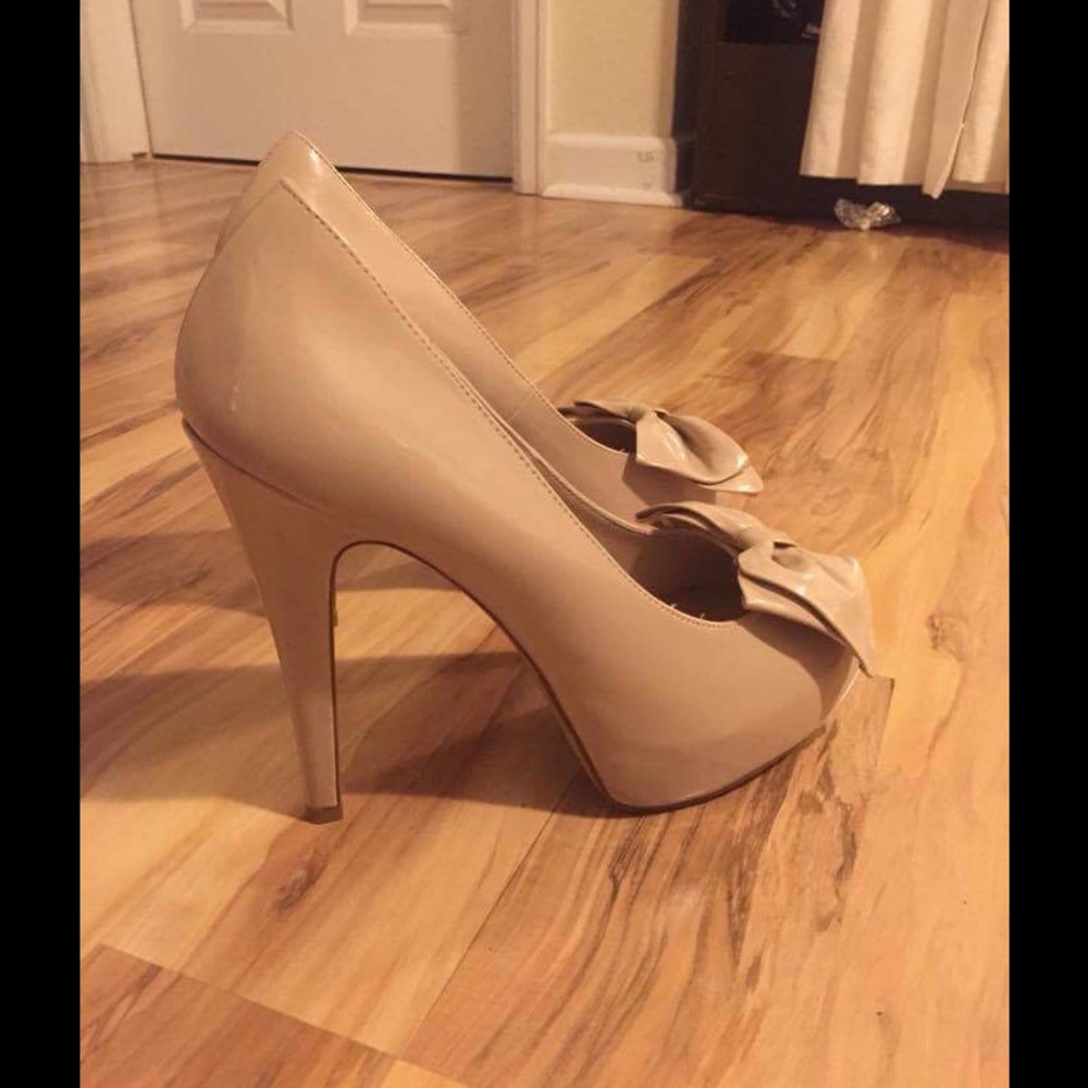 Adorable Elle shiny nude pumps with bow, size 9.5