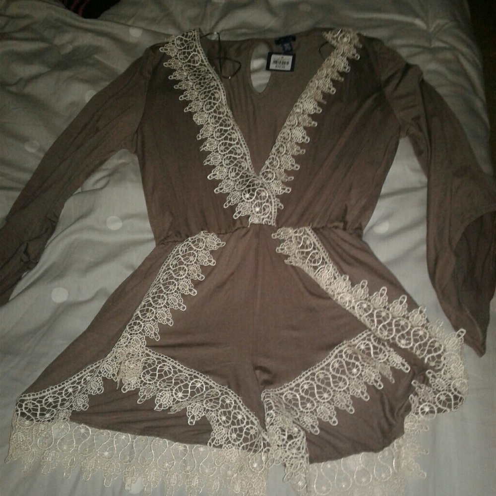 Beautiful taupe and laced summer romper nwt