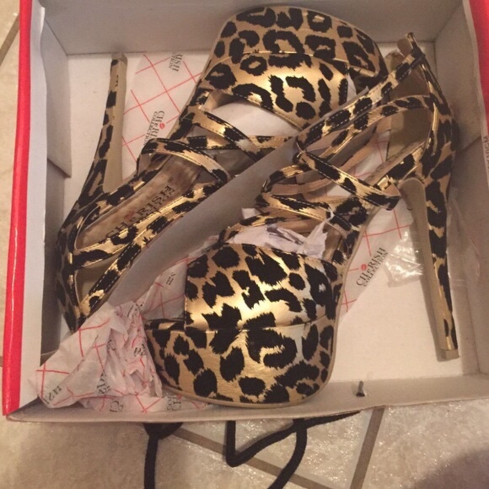 Like New 🐆👠Leopard & Velvet Heels