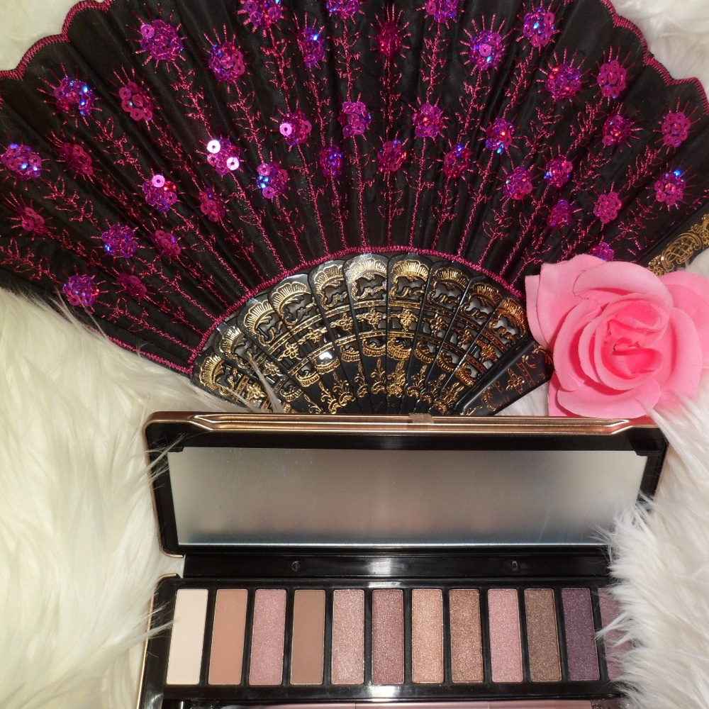 ***SOLD*** NUDES EYESHADOW PALETTE