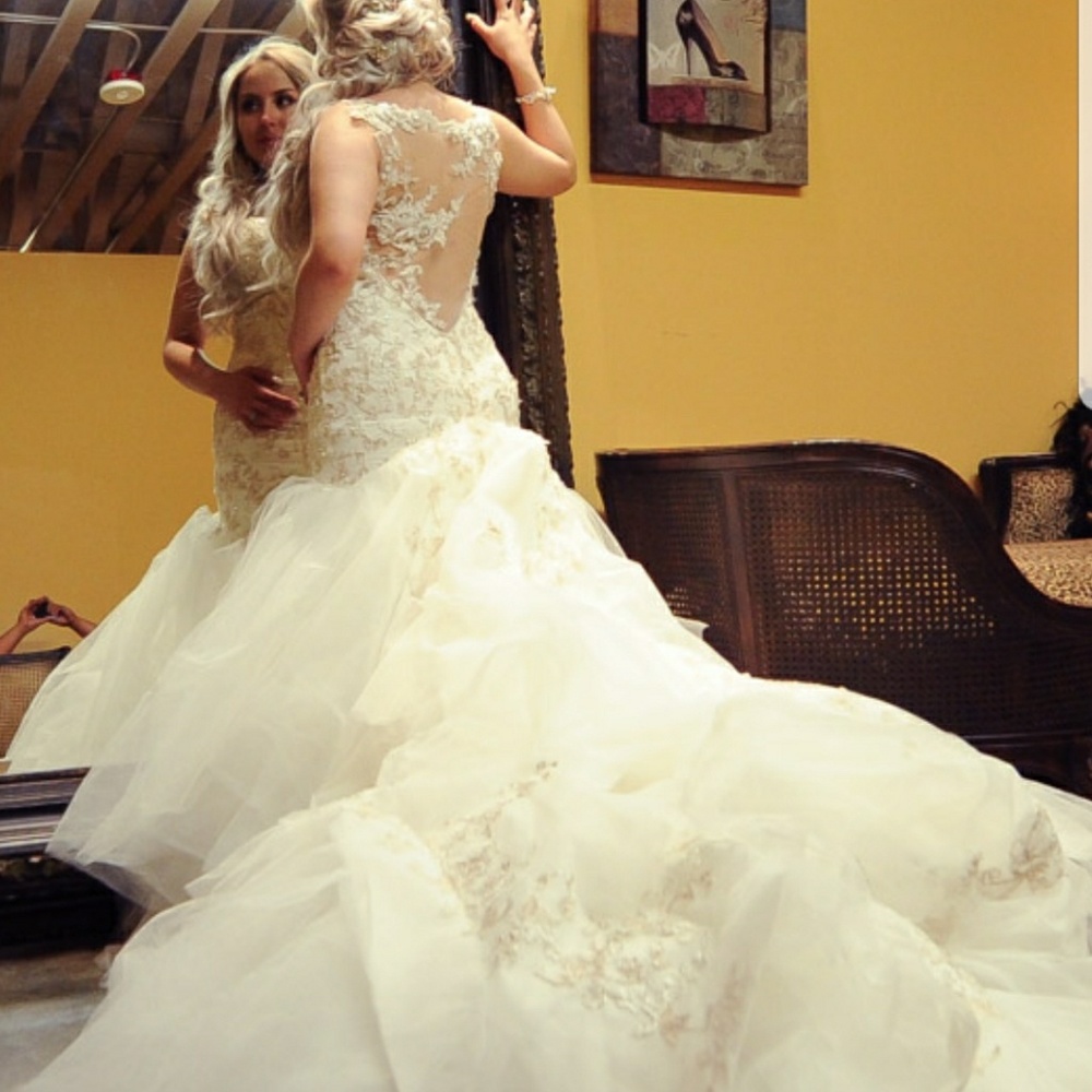 Wedding dress blackless size 4 pearls beaded