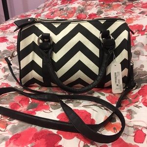 Black and white chevron purse🖤