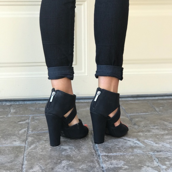 Black Cut Out Block Heel Sandal - Picture 4 of 4