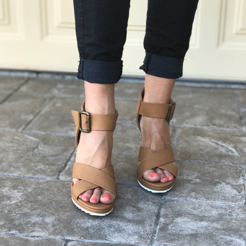 Chic Crossed Double Strap Wedge Sandal - Picture 3 of 8
