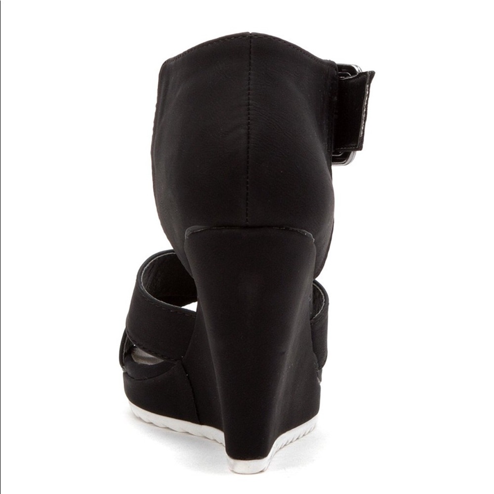 Chic Crossed Double Strap Wedge Sandal - Picture 6 of 8