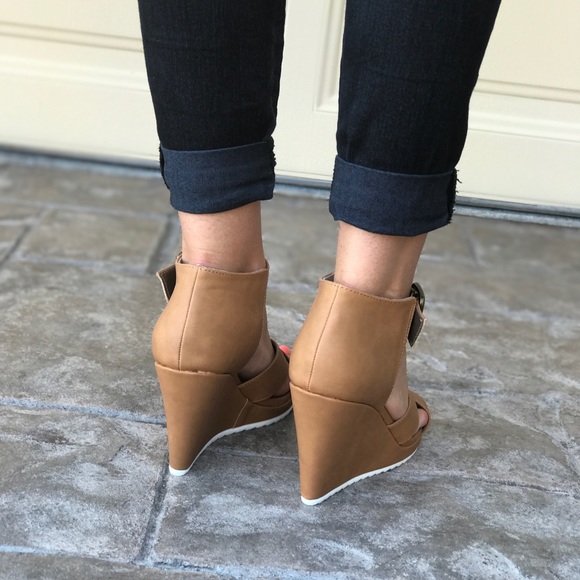 Chic Crossed Double Strap Wedge Sandal - Picture 4 of 8