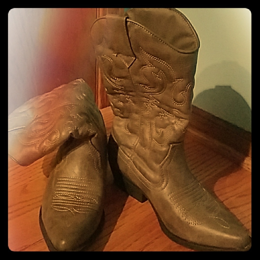 Super cute cowgirl boots