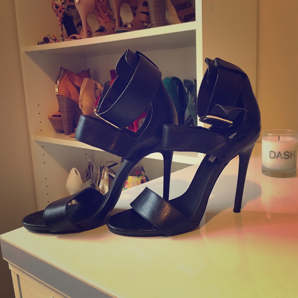 STEVE MADDEN Black Leather Sandals